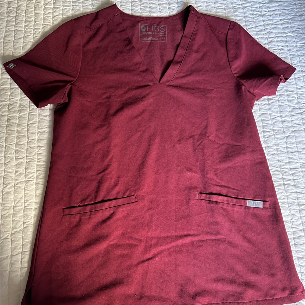 Women’s figs burgundy casma three pocket scrub top size xs